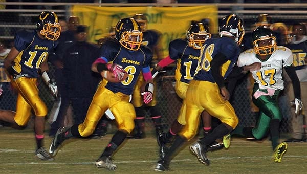  Markus Stephens finds a big hole in the defensive line and scores a touchdown in the 58-10 Franklin win. -- Frank A. Davis | Tidewater News