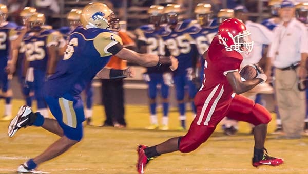 Southampton RB Coby Williams escapes a pursuer.  Williams had the Indians’ lone score of the night. -- MURRAY THOMPSON | TIDEWATER NEWS