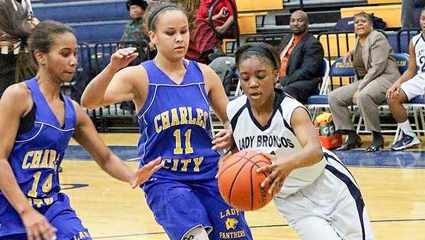 Franklin’s Kayla Powell gets by Charles City defenders for a drive to the basket. -- Frank Davis | Tidewater News