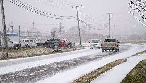 People drive down Armory Drive as snow starts to fall. Photo by Cain Madden